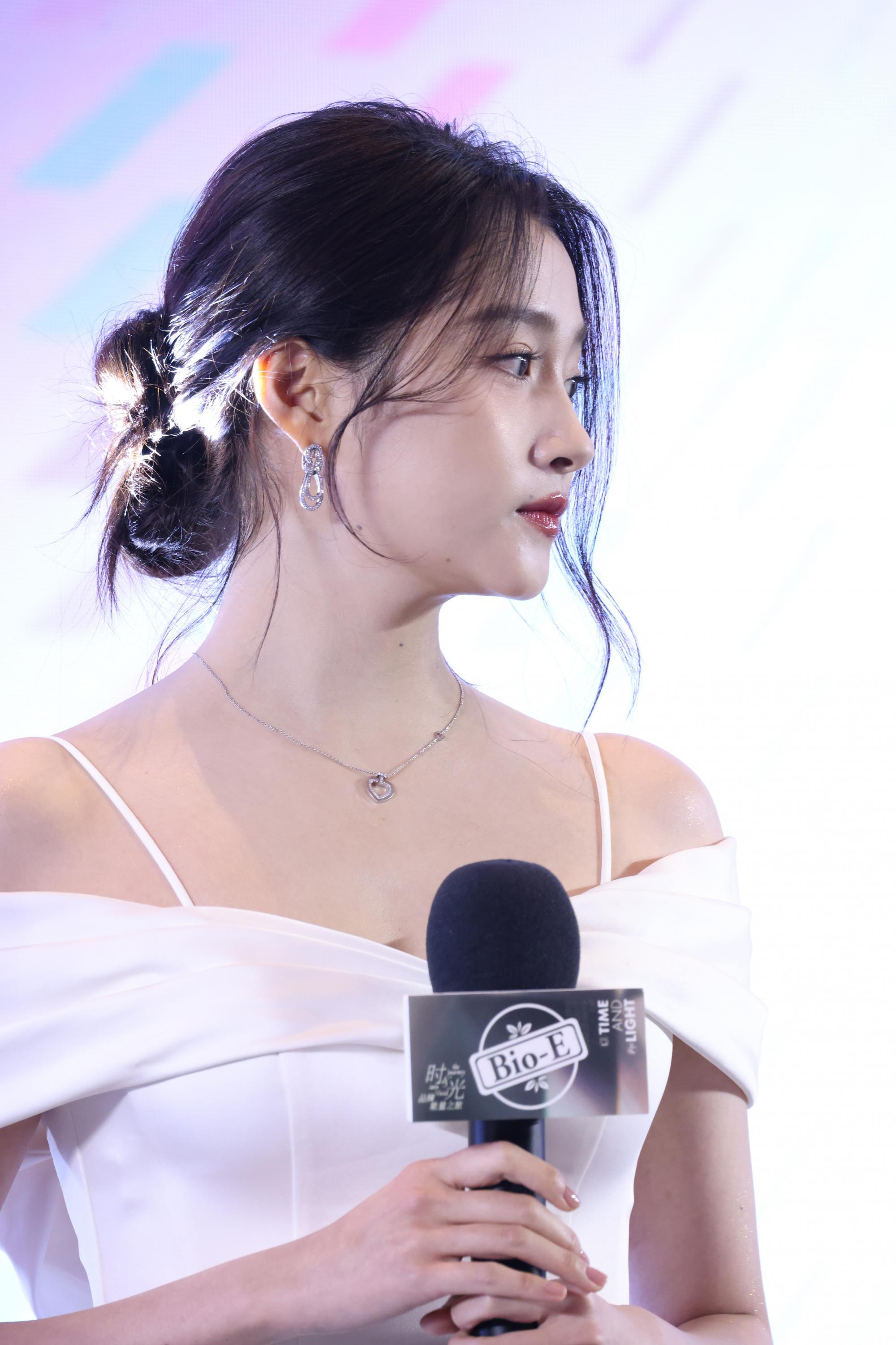 关晓彤左侧脸漏香肩现场生图照[13]